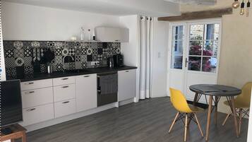 Een koelkast, een oven, een kookplaat, een koffiezetapparaat/waterkoker