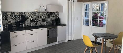 Réfrigérateur, four, plaque de cuisson, cafetière/bouilloire