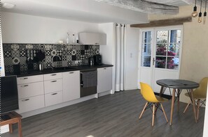 Fridge, oven, stovetop, coffee/tea maker