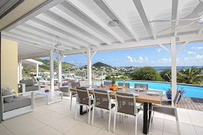 Outdoor dining - Villa Eskarcel, très spacieuse, vue mer sur Orient Bay, 4 chambres (Mont Vernon)