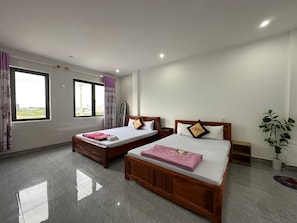 Family Room | Laptop workspace, free WiFi, bed sheets