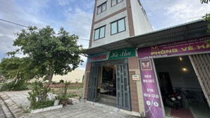 A building with a sign reading "NHÀ NGHI" and "HÀ THU" indicating a restaurant or cafe. - Ha Thu Motel (Da Nang)