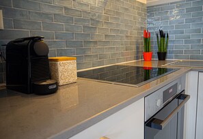 Kühlschrank, Ofen, Herdplatte, Geschirrspüler