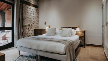 Habitación doble Deluxe | Decoración personalizada, escritorio y espacio para trabajar con laptop