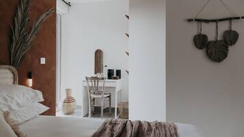 Habitación doble | Decoración personalizada, escritorio y espacio para trabajar con laptop