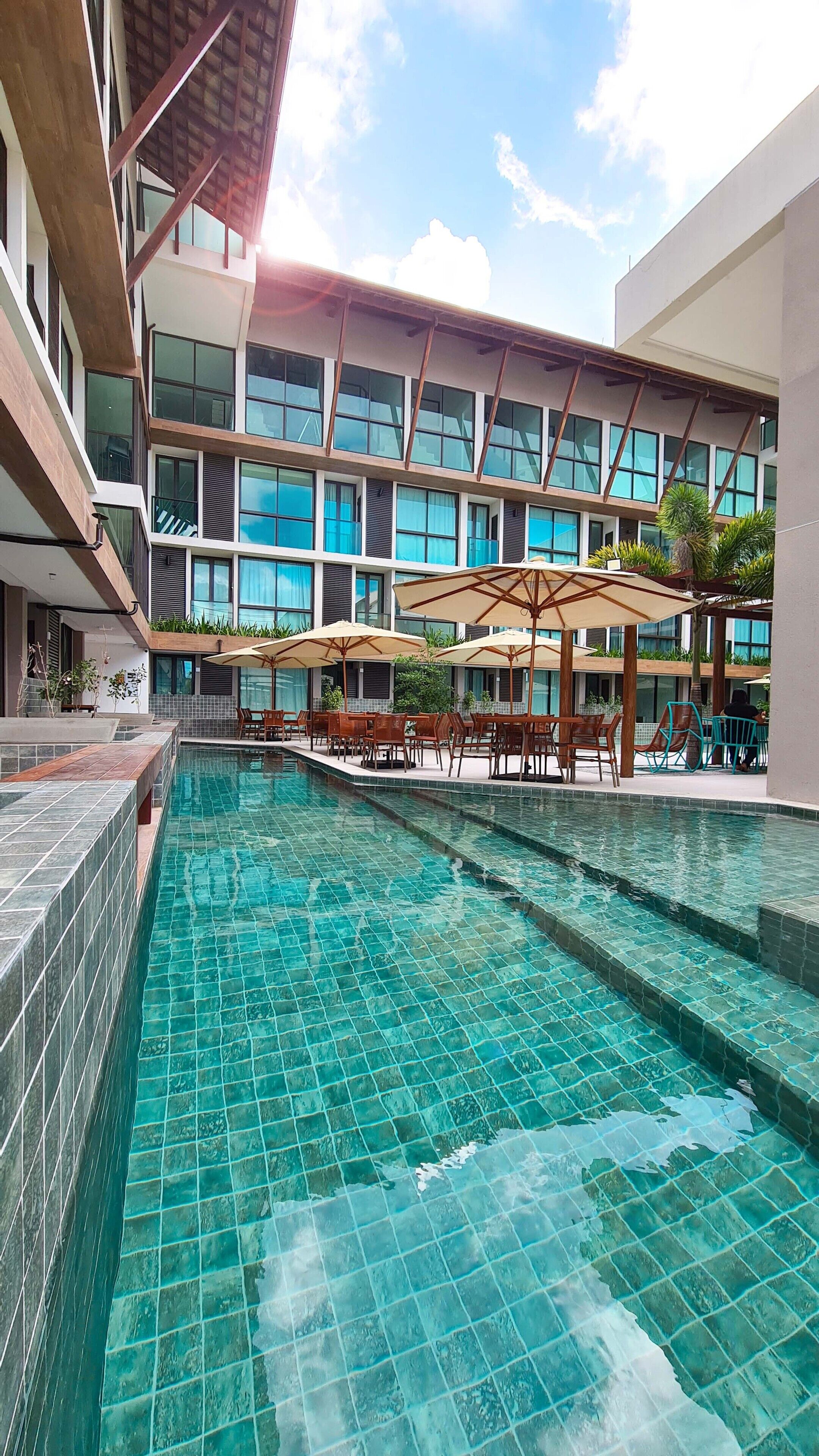 Una piscina al aire libre