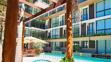 Una piscina al aire libre