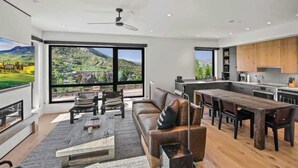 Uma cozinha moderna com armários de madeira e uma ilha grande.