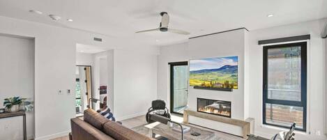 Fernseher, Kamin, Stereoanlage, Arbeitsbereiche
