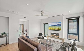 Fernseher, Kamin, Stereoanlage, Arbeitsbereiche