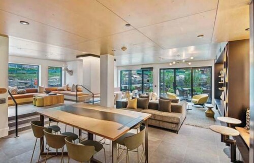 Modern 2 Bedroom Ski In&Out Condo 02