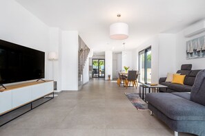 TV - Villa LARUS with private pool (Malinska)