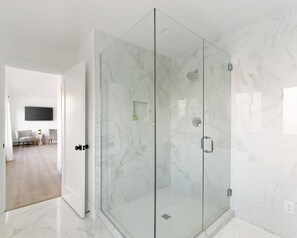 Dusche, Haartrockner, Handtücher, Seife
