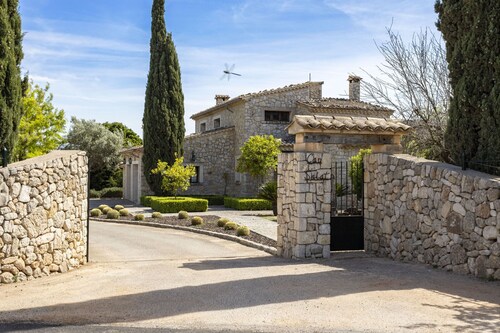 5-bedroom villa with tennis court and private pool
