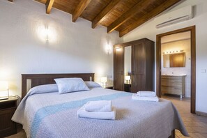 5 bedrooms, iron/ironing board, free WiFi, bed sheets