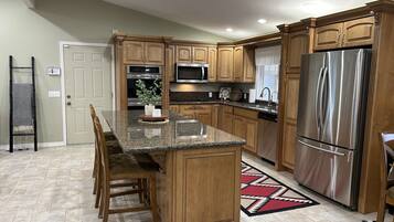 冷蔵庫、電子レンジ、オーブン、コンロ