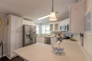 Fridge, microwave, oven, stovetop - The Dancing Dolphin Retreat (Edgewater)