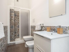 Séchoir à cheveux, serviettes fournies