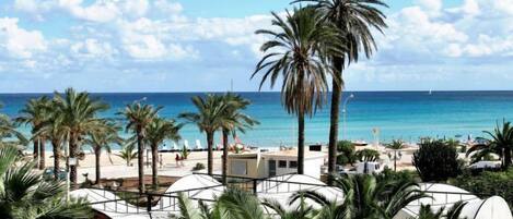 Una spiaggia nelle vicinanze