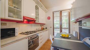 Frigorifero, microonde, forno, pentole/stoviglie/utensili