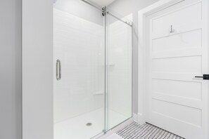 Douche, sèche-cheveux, serviettes fournies, savon