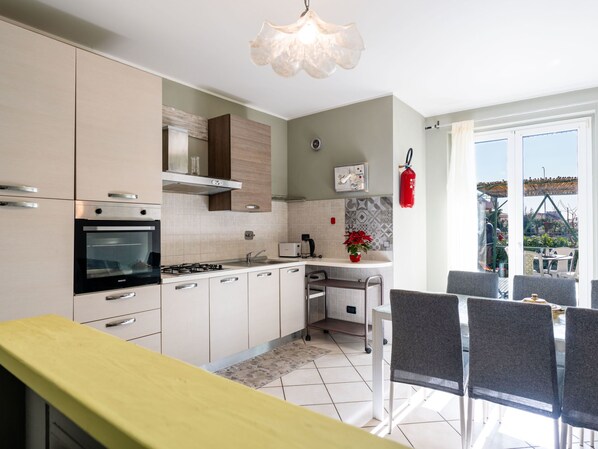 Kühlschrank, Ofen, Kochgeschirr/Geschirr/Besteck