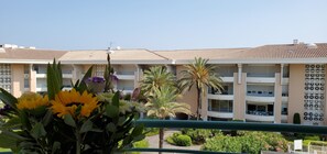 Property grounds - Port-Frejus, Open, 2 rooms, 42m2, air conditioning, balcony overlooking the pool and garden, parking (Fréjus)