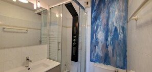 Badkar, hÄrtork och handdukar