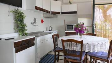 Kühlschrank, Ofen, Kochgeschirr/Geschirr/Besteck