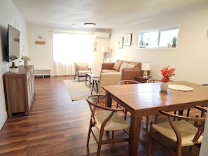 Dining - A Cozy House, close to UO Hayward Field, M.Knighte Arena, AUZ Stadium (Eugene)
