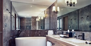 Tina con regadera, secadora de cabello, toallas 