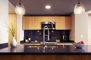 Refrigerador, microondas, horno y parrilla de estufa