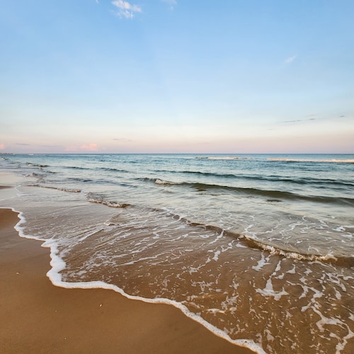 Cozy Island Getaway (2br/2ba)- Pet friendly! Walk to Beach -Community Pool 