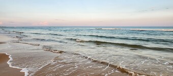 Cozy Island Getaway (2br/2ba)- Pet friendly! Walk to Beach -Community Pool 