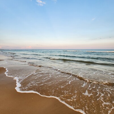 Cozy Island Getaway (2br/2ba)- Pet friendly! Walk to Beach -Community Pool 