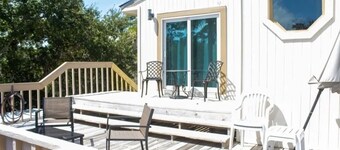 Cozy Island Getaway (2br/2ba)- Pet friendly! Walk to Beach -Community Pool 