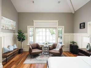 4 habitaciones, escritorio y tabla de planchar con plancha