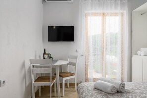 Travel crib, free WiFi, bed sheets