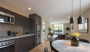 Een magnetron, een oven, een kookplaat, een koffiezetapparaat/waterkoker