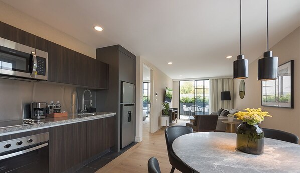 Microondas, horno, placa de cocina y cafetera o tetera