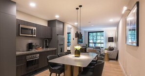 Microondas, horno, parrilla de estufa y cafetera y tetera