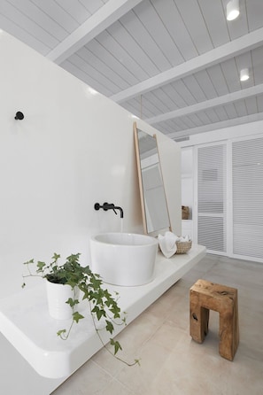 Shower, towels, shampoo