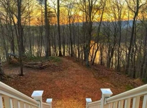 Hycliff Lodge- 3 br, 2 ba Waterfront Getaway