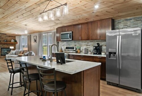 Hot tub, 180 acres, river access