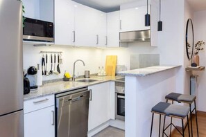 Fridge, microwave, oven, stovetop - Riverside Gem: Refurbished by Ski Lift & Parking (Ransol)