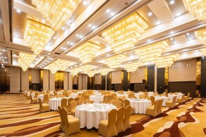 A banquet hall with round tables, chairs, and chandeliers. - Howard Johnson Puhui Plaza Chongqing Qijiang (Chongqing)