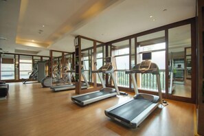 A gym with treadmills, stationary bikes, and a rowing machine. - Howard Johnson Puhui Plaza Chongqing Qijiang (Chongqing)
