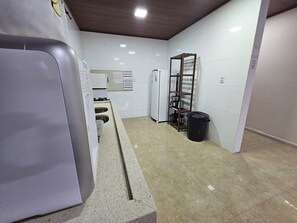 Fridge, microwave - Hospedagem Costa BNU (Blumenau)