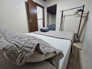 1 habitación, tabla de planchar con plancha, wifi gratis y ropa de cama 