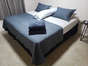 Habitación Confort | 1 dormitorio, tabla de planchar con plancha, wifi gratis y ropa de cama